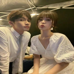 虞书欣张彬彬片场贴脸自拍好甜 同穿白色系上衣CP感满满