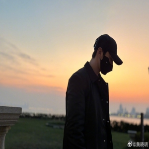 黄晓明晒家乡青岛的美丽黄昏 夕阳下侧颜出镜状态好