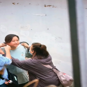 贾玲新片路透照曝光 穿T恤拖鞋边走边吃不修边幅