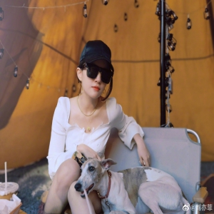 刘亦菲素颜与好友吃饭喝酒 摸鼻咬手指不停比划可爱十足