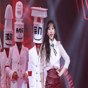 程潇甜美亮相晚会 元气开场秀嗨翻全场